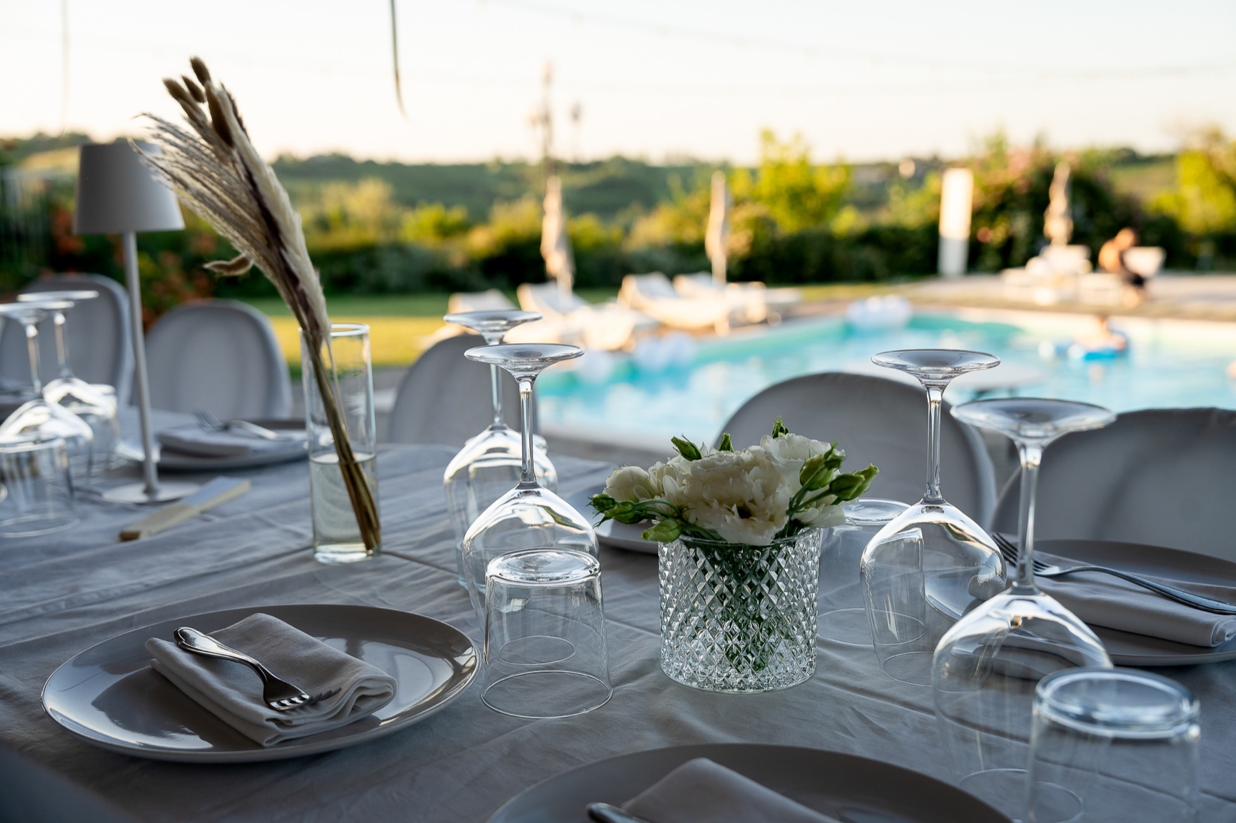 Mise en place con vista sulla piscina di Villa Daltri