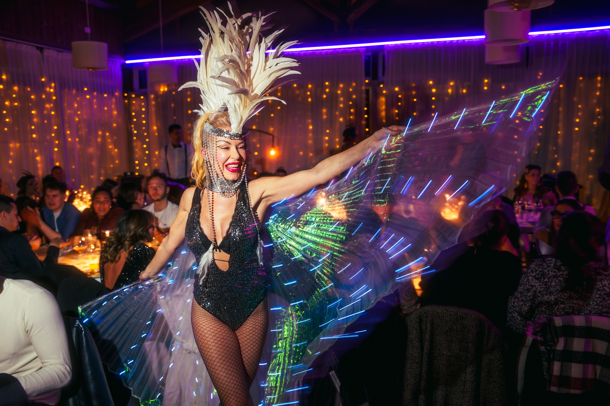 Performer di Frizzante Show Dinner tra i tavoli degli ospiti